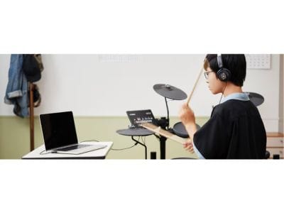 Người Mới Nên Chọn Trống Acoustic Hay Trống Điện? So Sánh Dễ Hiểu