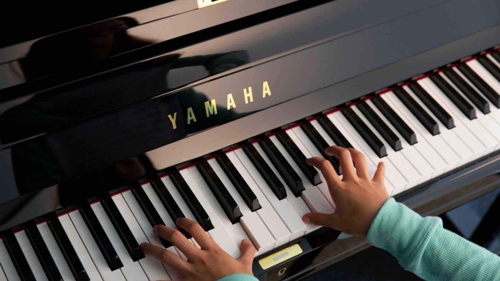 So sánh Piano Cơ và Piano Điện Yamaha – Gợi ý từ Areca Music